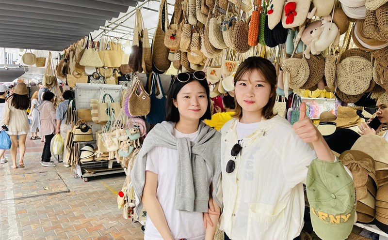 Du khách Hàn Quốc tham quan, mua sắm tại chợ Hàn, TP Đà Nẵng. Ảnh: Mai Hương