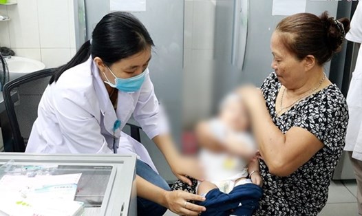 Phụ huynh thường lựa chọn tiêm dịch vụ cho con khi được thông báo hết vaccine TCMR ở các trạm y tế. Ảnh: Nguyễn Ly 