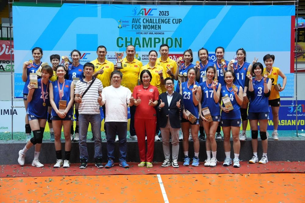 Bóng chuyền nữ Việt Nam nhận danh hiệu vô địch AVC Challenge Cup 2023. Ảnh: VFV 