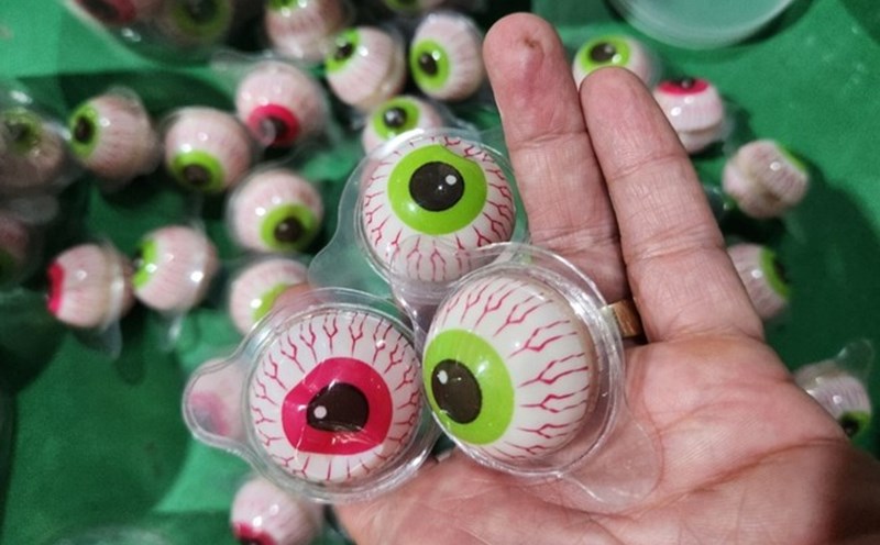 Thu giữ số lượng lớn kẹo dẻo hình mắt người ở Hà Nội