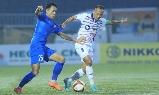 Trọng Hoàng (áo trắng) dính chấn thương dập dây chằng gối trước trong trận đấu với Quảng Nam. Ảnh: VPF