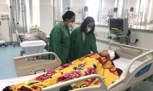 Lãnh đạo UBND TP Vũng Tàu thăm hỏi học sinh bị thương đang điều trị tại Bệnh viện Vũng Tàu. Ảnh: PGD