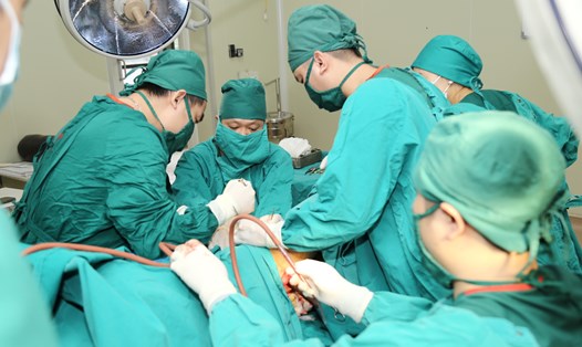 TS.BS Trần Trung Kiên cùng các bác sĩ phẫu thuật cho người bệnh. Ảnh: BVCC