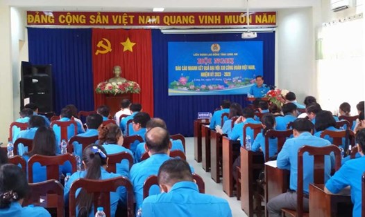 Các đại biểu quan tâm theo dõi kết quả Đại hội XIII Công đoàn Việt Nam. Ảnh: Kỳ Quan