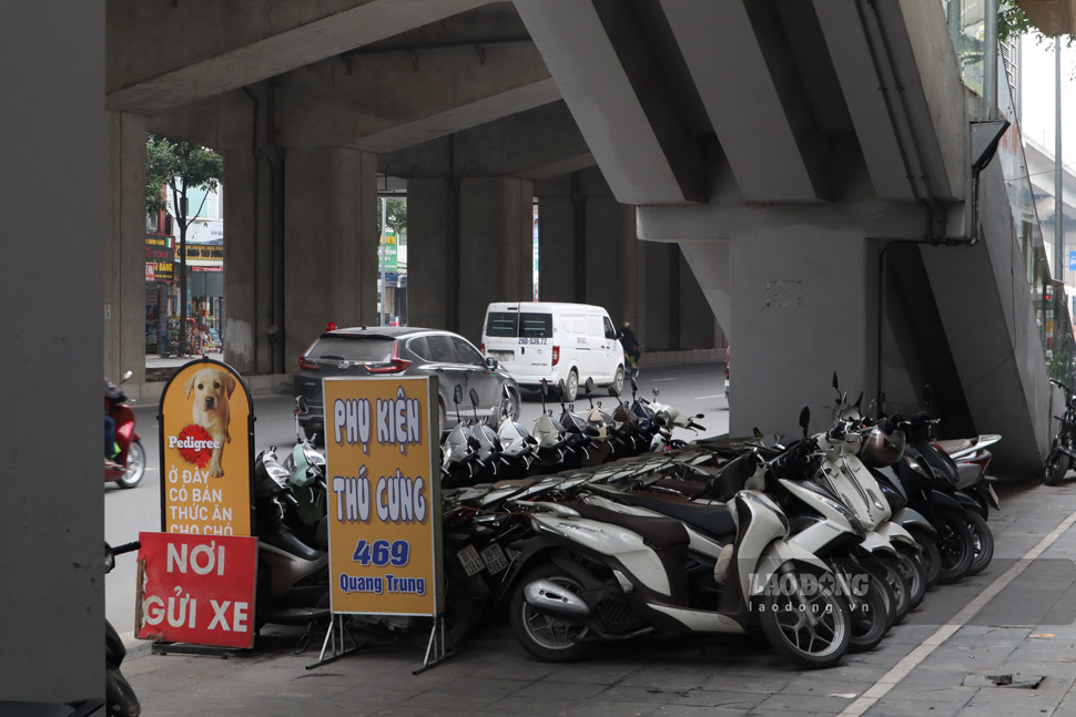 Lem nhem cảnh gầm cầu đường sắt Cát Linh - Hà Đông