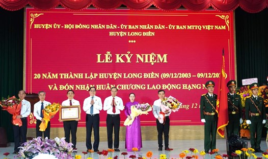 Lãnh đạo Tỉnh ủy trao Huân chương Lao động Hạng Nhì cho huyện Long Điền. Ảnh: Thành An