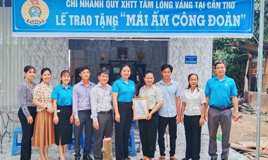 Lễ trao tặng Mái ấm Công đoàn cho đoàn viên Nguyễn Ngọc Lạc. Ảnh: LĐLĐ huyện Cờ Đỏ