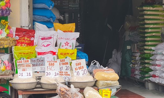 Tại Hà Nội, giá gạo duy trì khá ổn định trong những phiên gần đây. Hình ảnh ghi nhận một cửa hàng kinh doanh gạo tại quận Nam Từ Liêm ngày 5.12.2023. Ảnh: Phan Anh