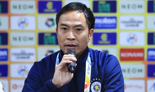 Huấn luyện viên Lê Đức Tuấn tham dự họp báo trước trận đấu giữa Hà Nội FC và Urawa Red Diamonds. Ảnh: Minh Dân