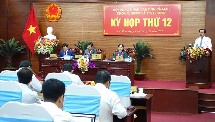 Chủ tịch UBND tỉnh Cà Mau phát biểu tại kỳ họp thứ 12, HĐND khóa X sáng 5.12. Ảnh: Nhật Hồ