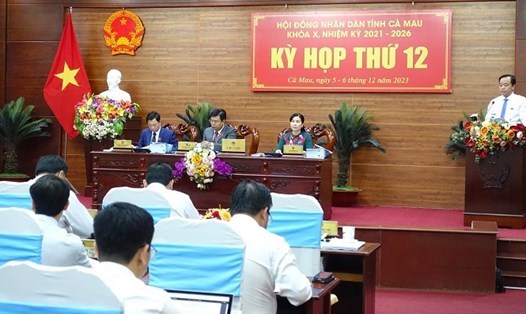 Chủ tịch UBND tỉnh Cà Mau phát biểu tại kỳ họp thứ 12, HĐND khóa X sáng 5.12. Ảnh: Nhật Hồ