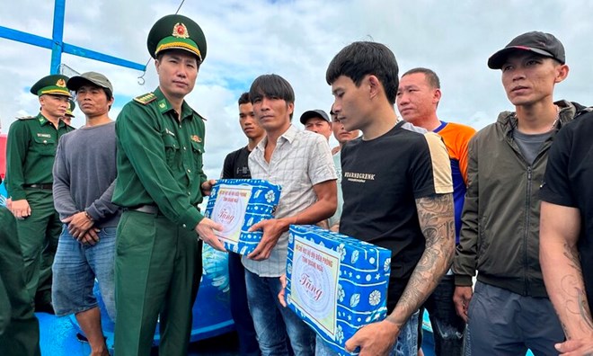 11 ngư dân ở Quảng Ngãi gặp nạn trên biển đã về bờ an toàn
