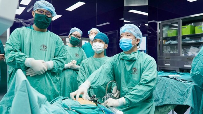 Gia đình người Úc tìm sang Việt Nam phẫu thuật cho con vì nghe danh bác sĩ