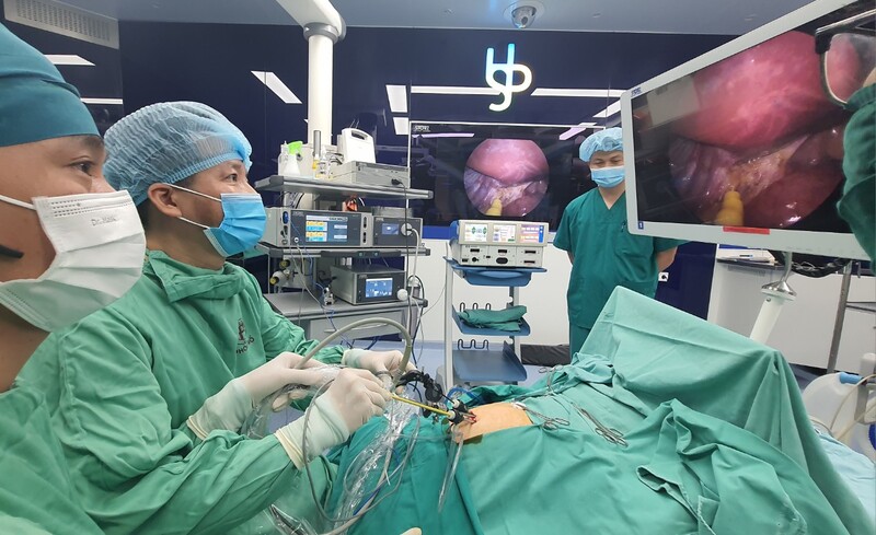 Bác sĩ Sơn và các đồng nghiệp thực hiện ca phẫu thuật. Ảnh: BVCC