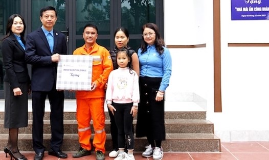 Ông Nguyễn Ngọc Lương - Phó Chủ tịch Công đoàn Tổng Công ty Điện lực miền Bắc (thứ 2 từ trái sang)  tặng quà cho gia đình anh Trương Mạnh Hùng. Ảnh: Huyền Thu