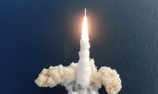 Hàn Quốc đã phóng thành công một tên lửa nguyên liệu rắn đưa vệ tinh vào quỹ đạo. Ảnh: AFP