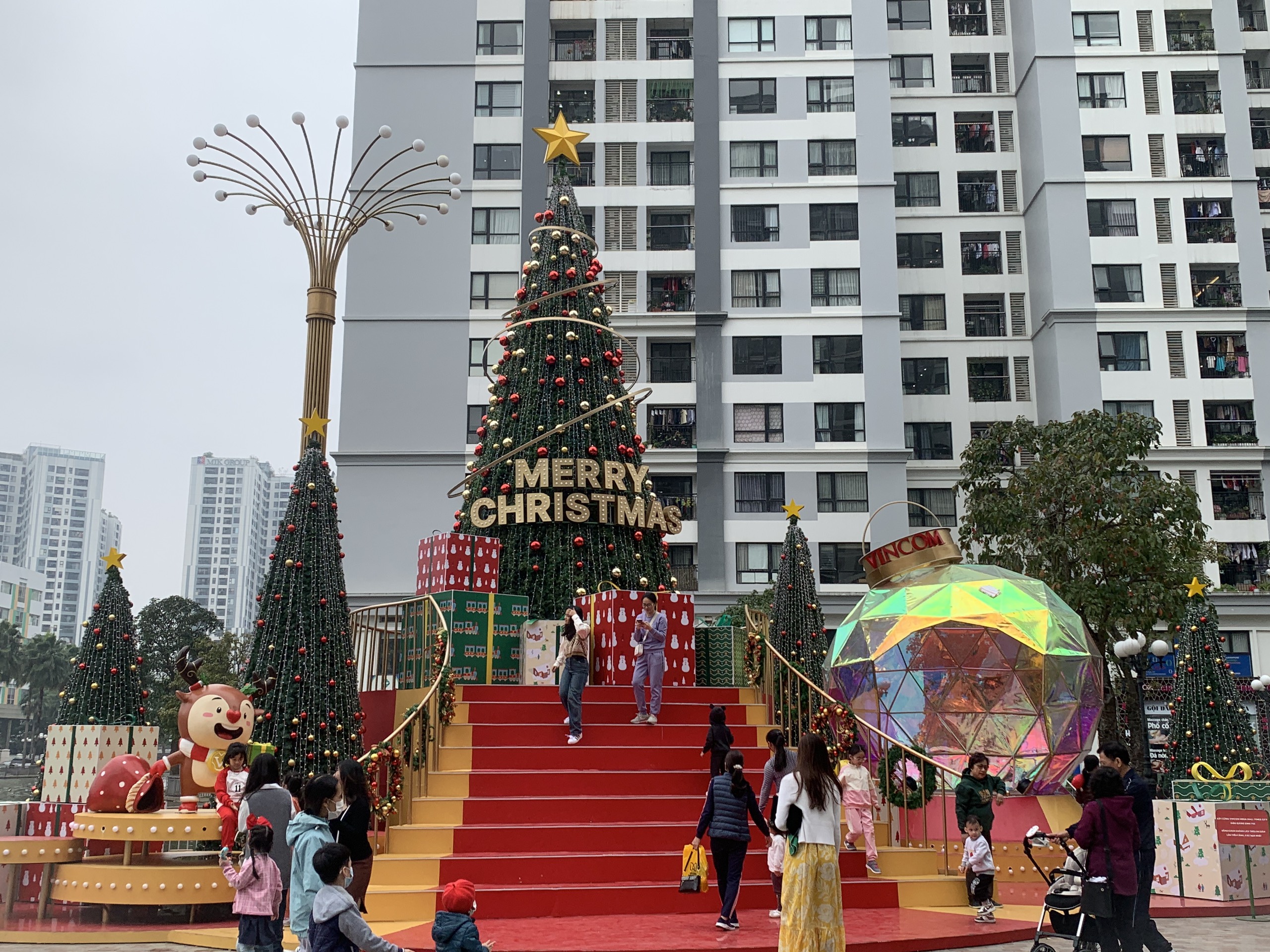 Khu vực trang trí Giáng sinh tại khu đô thị Times City (Hai Bà Trưng, Hà Nội). Ảnh: Nhật Minh