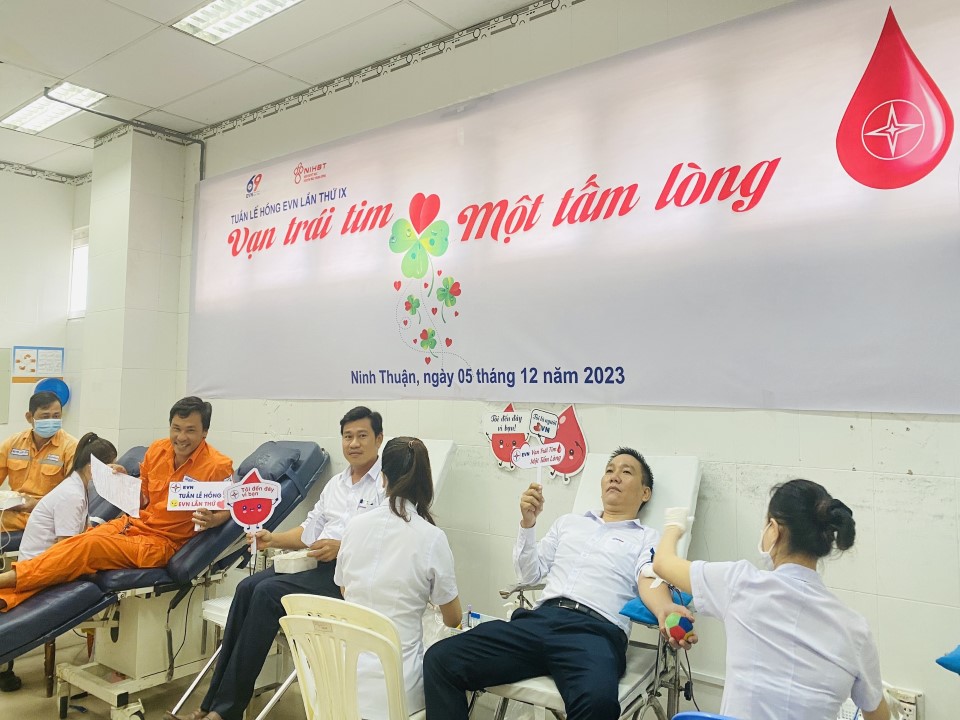 CBCNV Công ty Điện lực Ninh Thuận tham gia hiến máu tình nguyện. Ảnh: EVNSPC