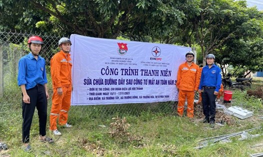 Điện lực Hòa Thành sửa chữa đường dây sau công tơ mất an toàn cho các hộ dân tại các xã thuộc thị xã Hòa Thành, tỉnh Tây Ninh. Ảnh: EVNSPC