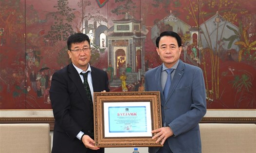 Đại sứ Jigjee Sereejav trao Giấy chứng nhận tặng 100 con ngựa của Mông Cổ tới Thứ trưởng Lê Quốc Hùng. Ảnh: Cổng TTĐT Bộ Công an