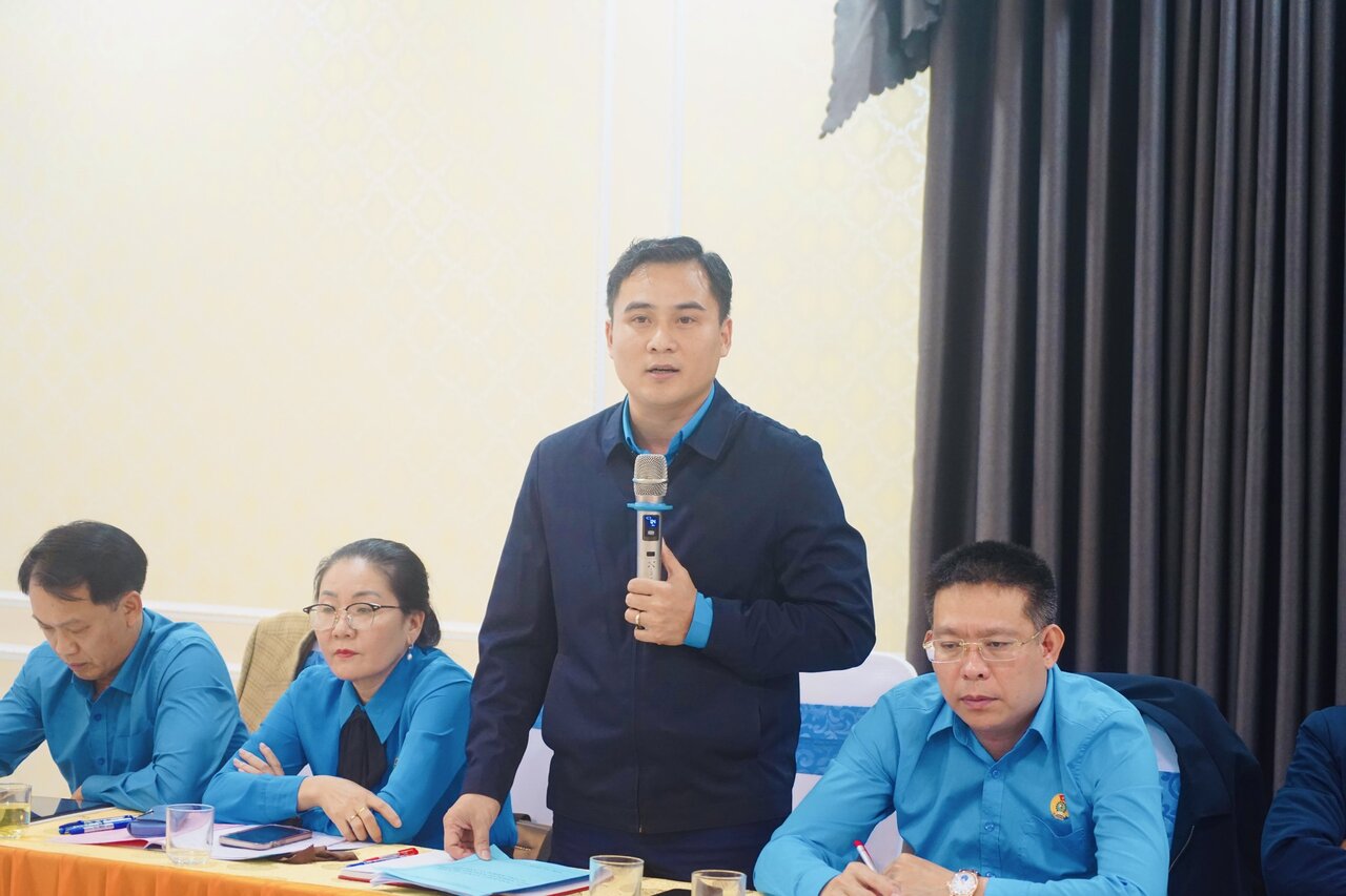 Ông Thái Minh Sỹ - Phó Chủ tịch Liên đoàn Lao động tỉnh Nghệ An phát biểu tại hội nghị. Ảnh: Quỳnh Trang