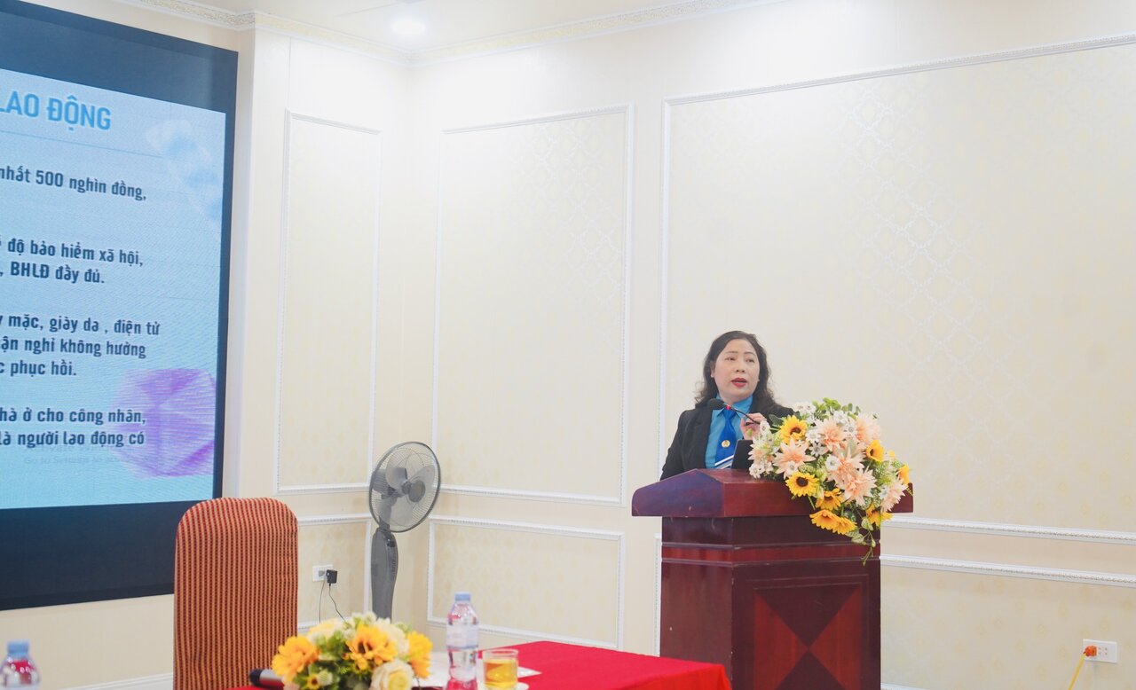  Bà Trần Thị Thu Hà - Chủ tịch Công đoàn ngành Y tế, cụm trưởng cụm thi đua số 5 phát biểu báo  cáo tóm tắt kết quả phong trào công nhân, viên chức, lao động, và hoạt động công đoàn năm 2023. Ảnh: Quỳnh Trang