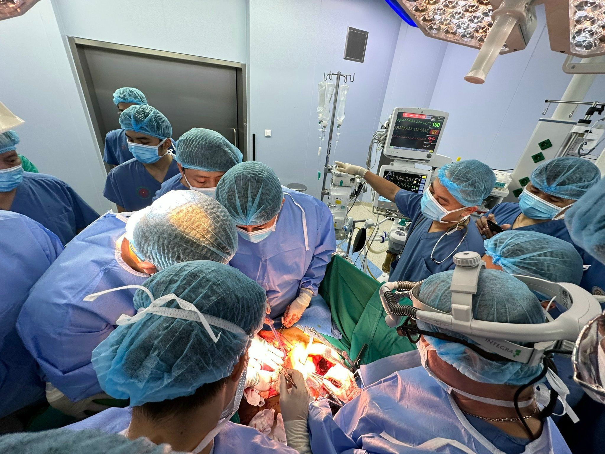 Các bác sĩ Bệnh viện Trung ương Quân đội 108 phẫu thuật cấp cứu cho nạn nhân. Ảnh: BVCC