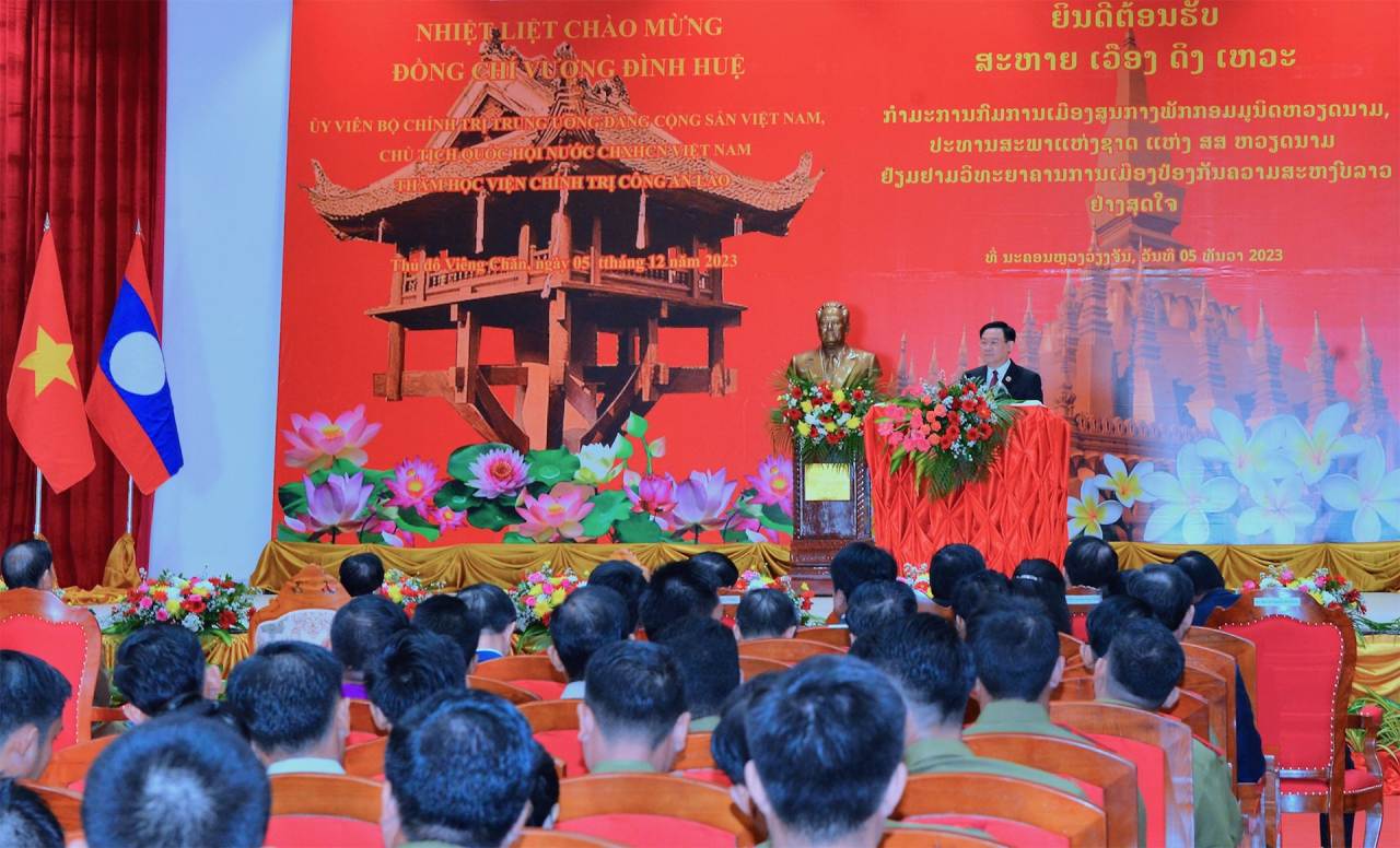 Chủ tịch Quốc hội Vương Đình Huệ thăm Học viện Chính trị Công an Lào. Ảnh: Báo Đại biểu nhân dân