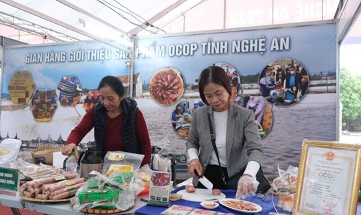 Hội chợ là dịp để doanh nghiệp, cơ sở sản xuất, các hợp tác xã, làng nghề quảng bá thương hiệu Việt. Ảnh: Quỳnh Trang