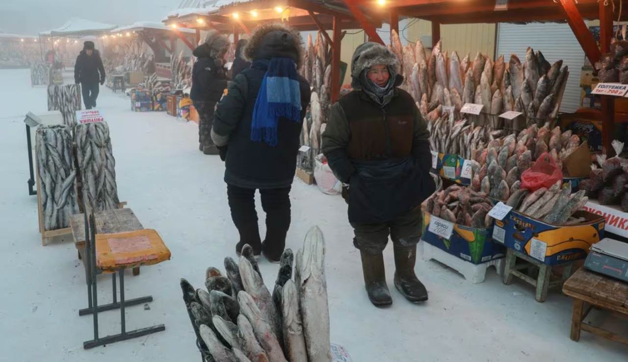 Cá tươi thành cá đông lạnh ở chợ Yakutsk, ngày 5.12.2023. Ảnh chụp màn hình