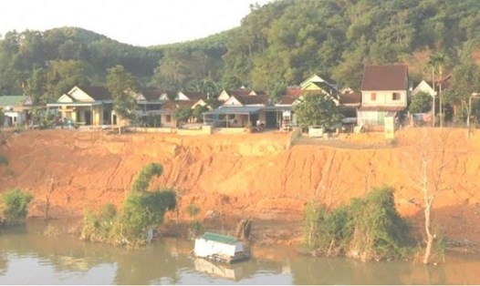 Sạt lở sông Lam đoạn qua huyện Anh Sơn. Ảnh Hải Đăng