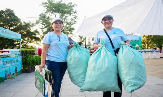 Người dân hào hứng tham gia các mô hình "xanh" nhằm giúp đỡ các gia đình khó khăn. Ảnh: thuathienhue.gov.vn