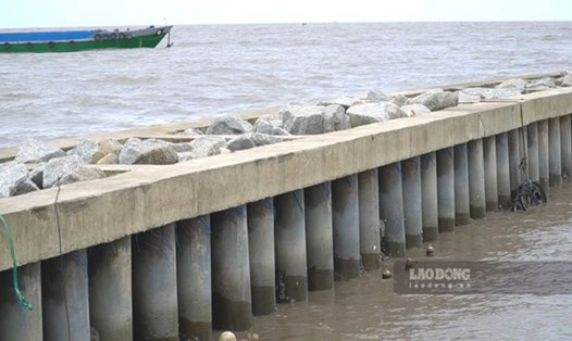 Hệ thống kè đã góp phần ngặn chặn tình trạng sạt lở nghiêm trọng ở các xã ven biển huyện An Minh, tỉnh Kiên Giang. Ảnh: Nguyên Anh