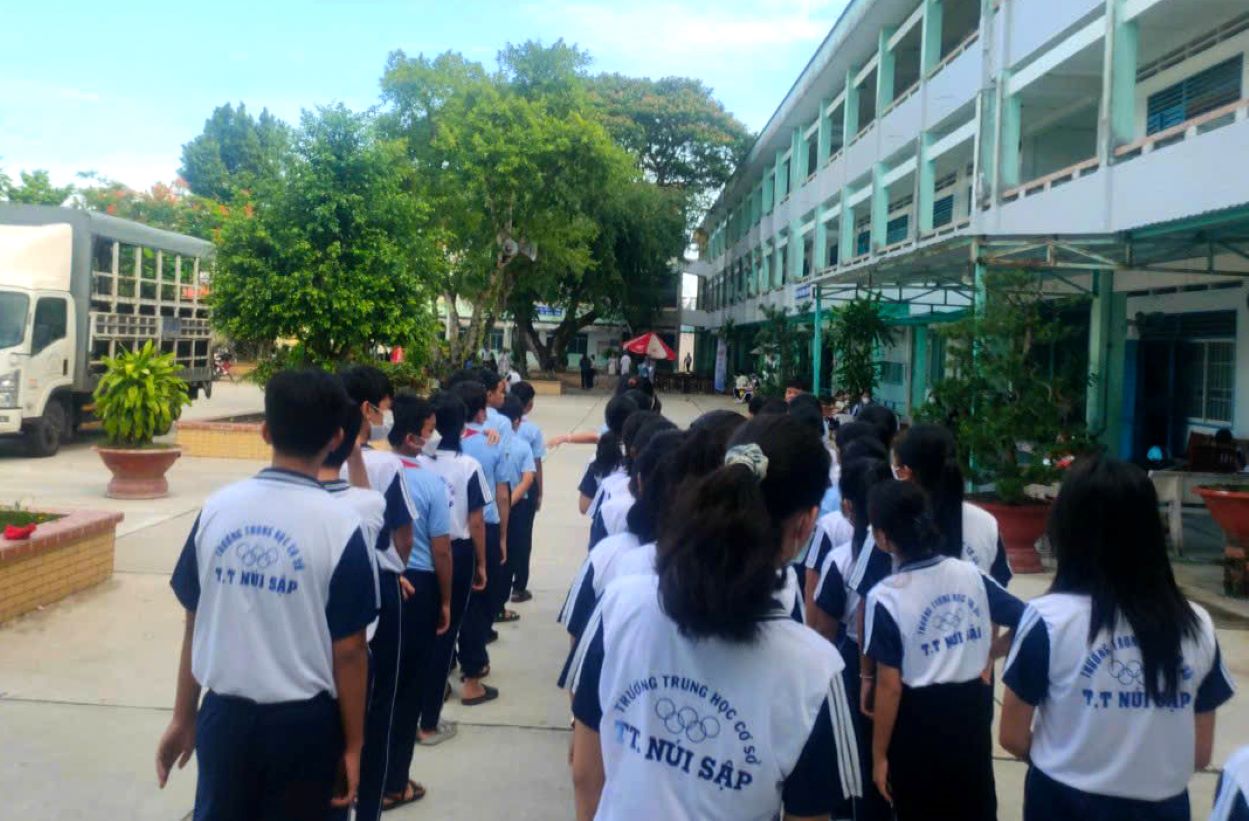 Góc sân Trường Trung học cơ sở thị trấn Núi Sập (Thoại Sơn - An Giang) nơi có 15 học sinh phải nhập viện sau khi ăn kẹo. Ảnh: Huệ Đức
