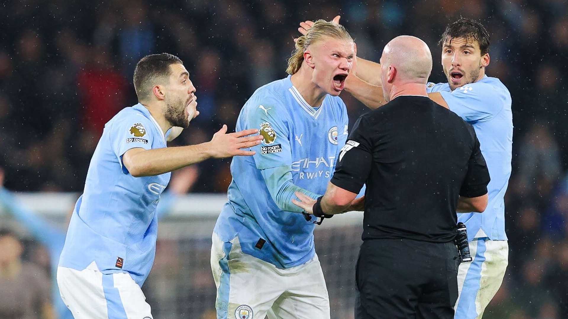 Vận may đang không song hành với Man City ở những trận gần đây.   Ảnh: AFP 