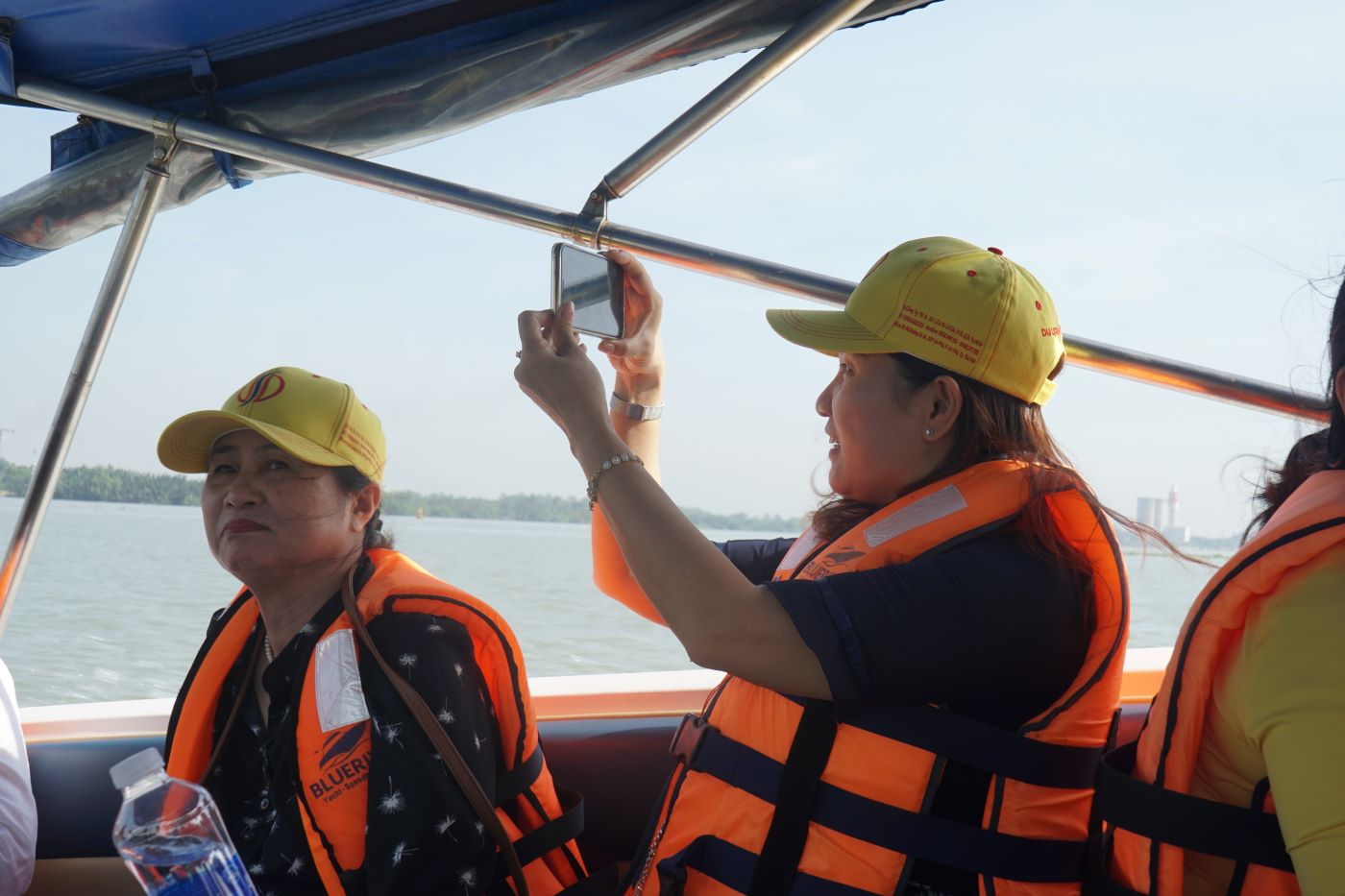 Du khách trải nghiệm tuyến du lịch đường thủy nội đô khám phá TPHCM bằng cano cao tốc. Ảnh: Thanh Chân