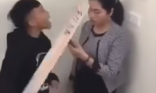 Nữ giáo viên bị học sinh xúc phạm, dồn vào góc tường. Ảnh: Cắt từ clip