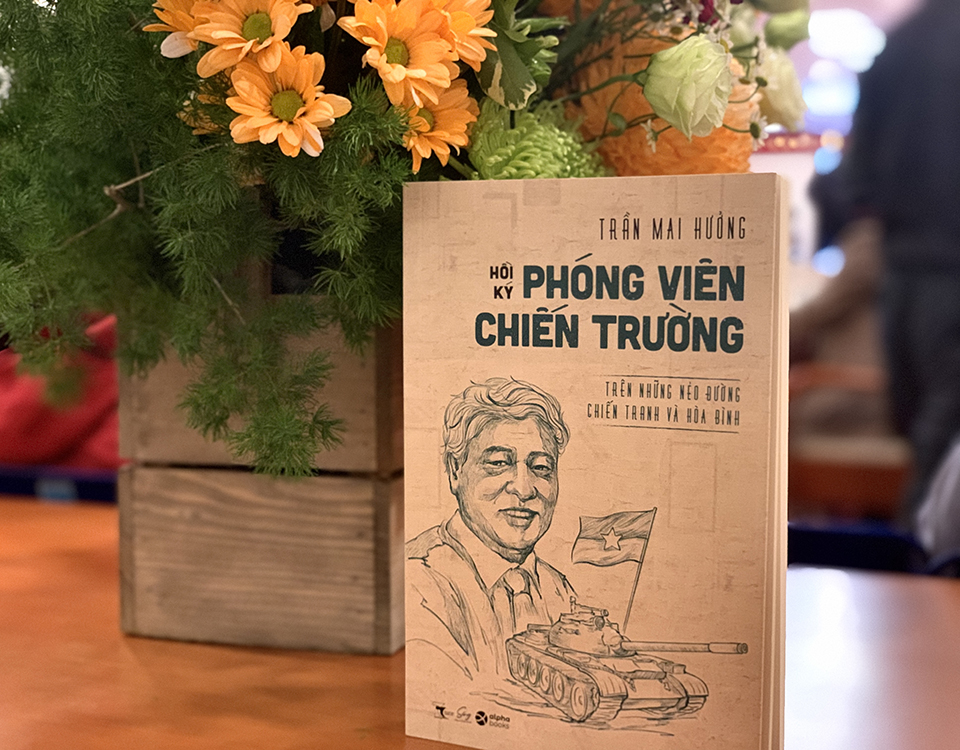 Cuốn sách do Nhà xuất bản Thông tấn, Công ty Cổ phần sách Alpha (Alphabooks) và Công ty Truyền thông Sống phối hợp xuất bản. Ảnh: Ý Yên