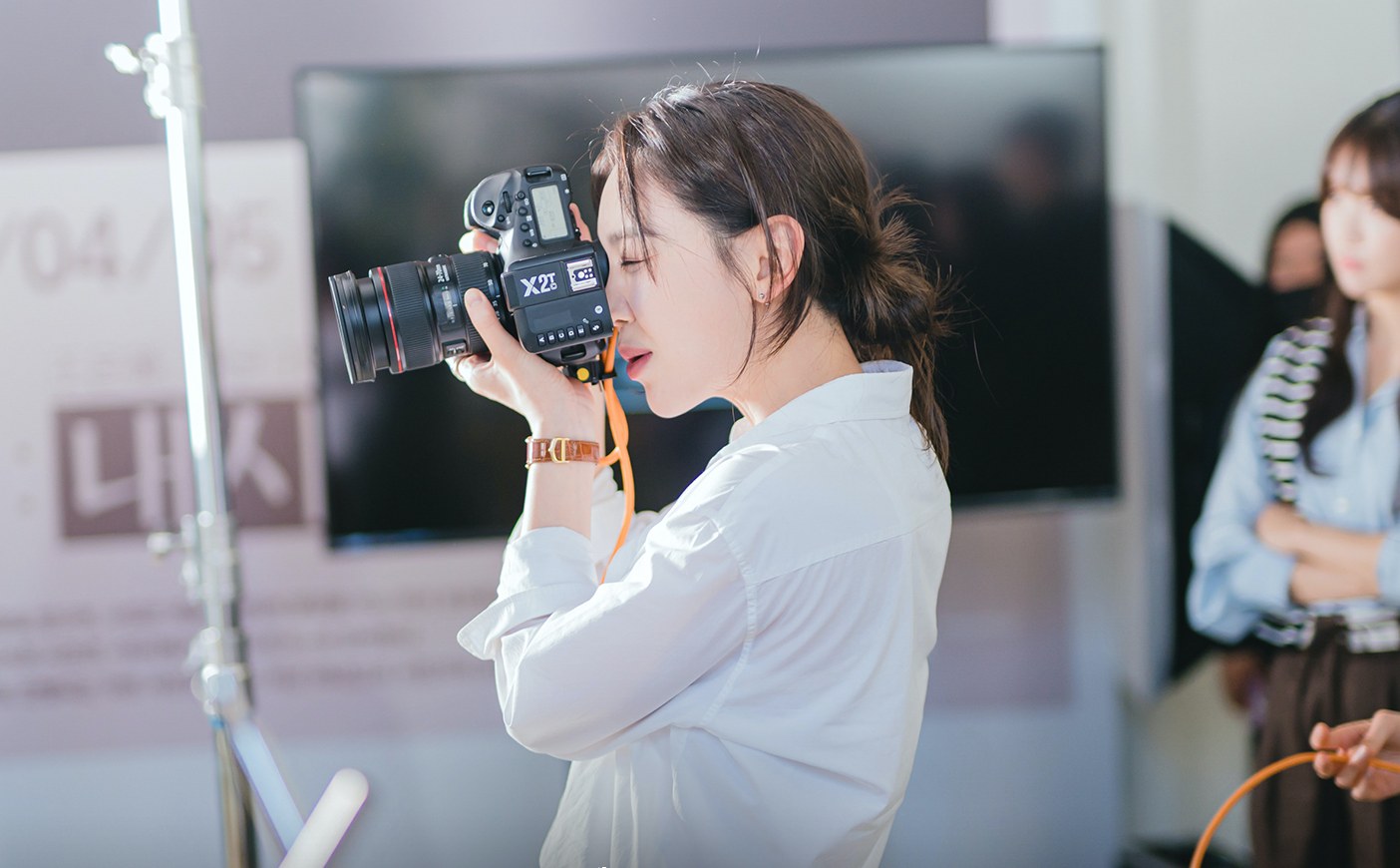 Shin Hye Sun trong vai nữ nhiếp ảnh gia nổi tiếng. Ảnh: Nhà sản xuất