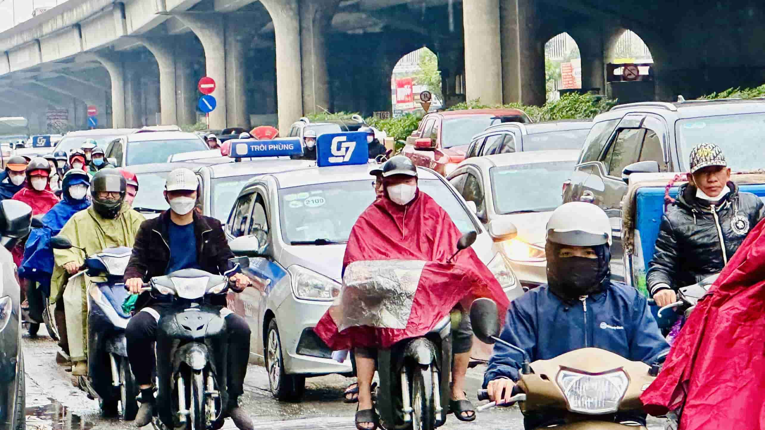Đường Nguyễn Xiển (quận Thanh Xuân) là điểm đen của ùn tắc giao thông, nhiều người chôn chân trong mưa rét sáng 6.12.