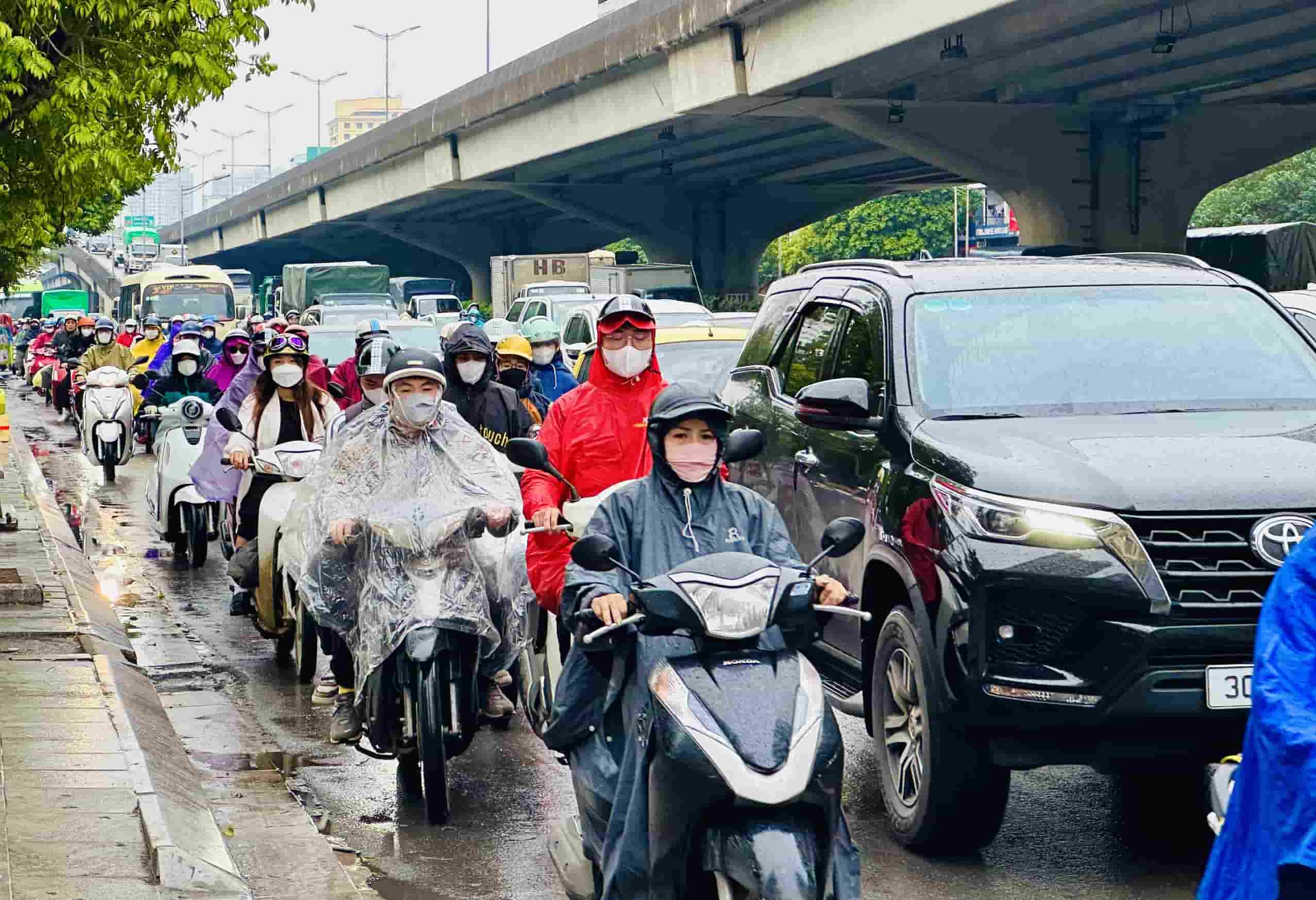 Đường Khuất Duy Tiến (quận Thanh Xuân) cũng ùn tắc kéo dài, người dân di chuyển chậm.