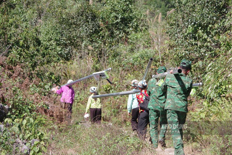 Cán bộ chiến sĩ Đồn Biên phòng đã phối hợp cùng người dân, lực lượng Đoàn thanh niên dựng các cột đèn tại con đường liên thôn, liên xóm.