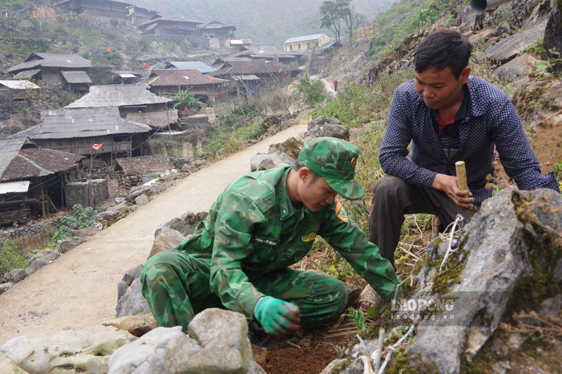 Theo chia sẻ của anh Vừ Mí Sang (34 tuổi, người dân xóm Cà Lò), trước nay những đoạn đường này không có điện sáng, trời tối việc đi lại khó khăn, có đèn thắp sáng mới người dân trong xóm rất vui.