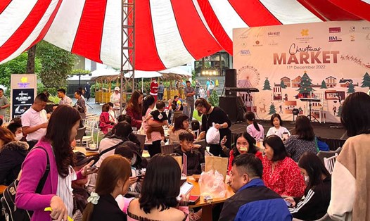 Phiên chợ Giáng sinh Đà Nẵng mở cửa miễn phí cho người dân, du khách trong 3 ngày. Ảnh: Nguyên Thi