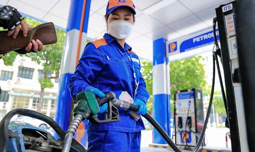 Giá xăng dầu ngày mai được dự báo giảm. Ảnh: Petrolimex