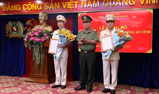 Đại tá Nguyễn Văn Dựt - Phó Giám đốc Công an tỉnh Bình Dương trao quyết định bổ nhiệm 2 cán bộ cấp phòng. Ảnh: Công an Bình Dương
