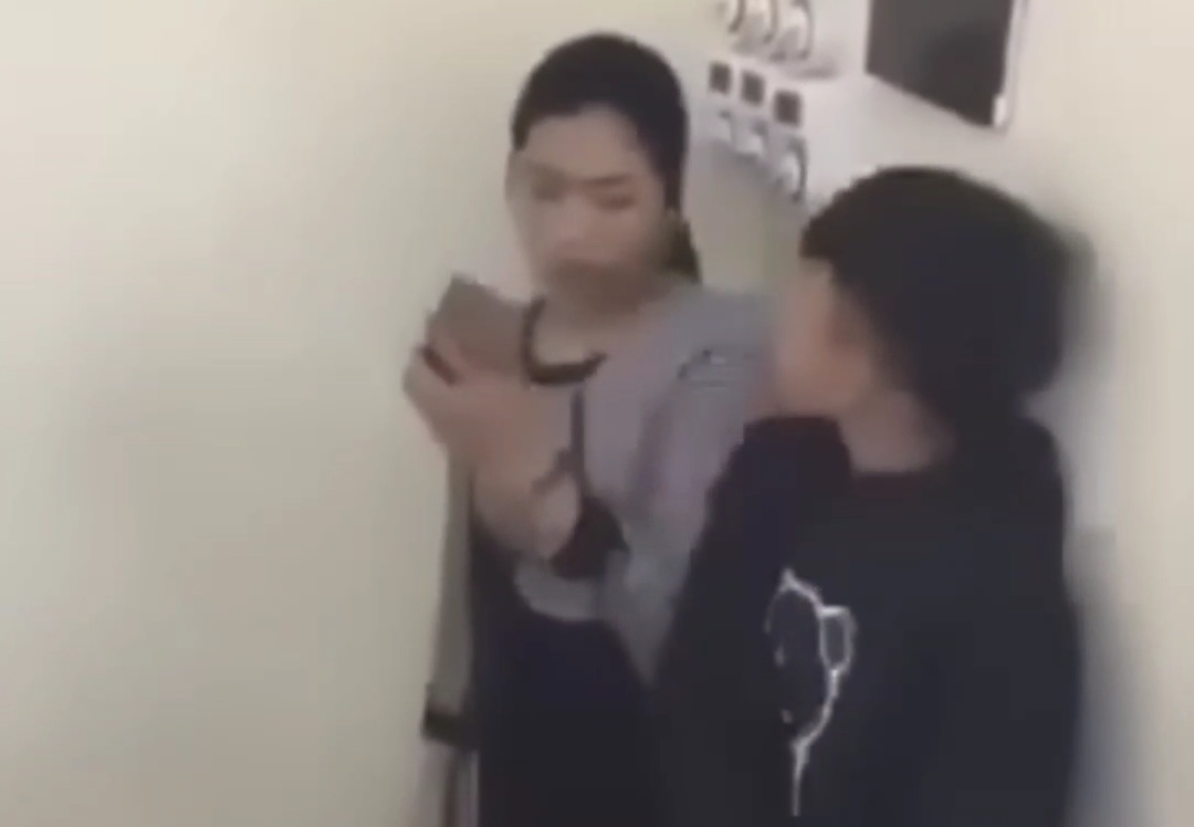Cô giáo dạy nhạc tại trường THCS Văn Phú (Sơn Dương, Tuyên Quang) bị nhóm nam học sinh dồn vào góc lớp, buông lời xúc phạm. Ảnh cắt từ clip.