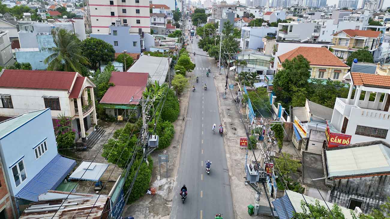 Đường Nguyễn Thị Định dự kiến được mở rộng lên 30 m.  Ảnh: Hữu Chánh