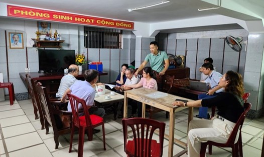 Đoàn kiểm tra liên ngành làm việc thực tế với chủ đầu tư và các hộ dân tại chung cư Tây Lĩnh ( TP. Vinh, Nghệ An). Ảnh: Quỳnh Trang