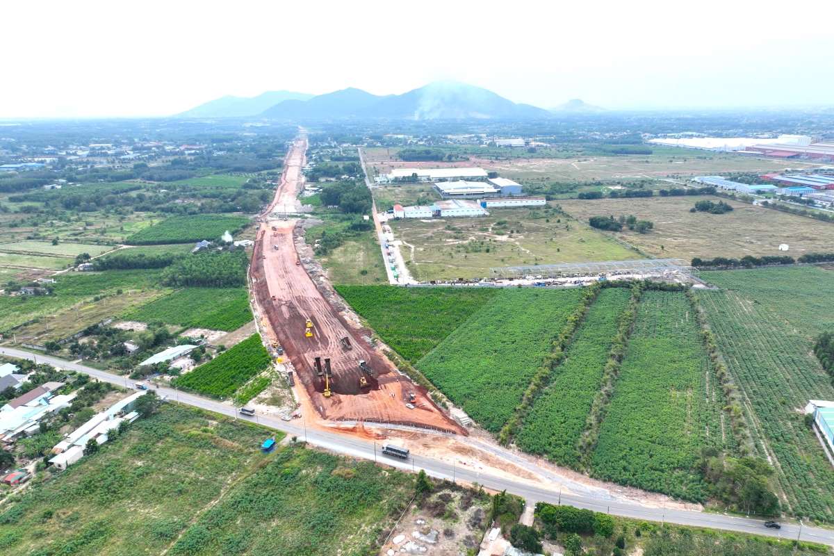 Dự án cao tốc Biên Hòa - Vũng Tàu có chiều dài hơn 53km đi qua tỉnh Đồng Nai (34km) và Bà Rịa - Vũng Tàu (19,5km) với 3 dự án thành phần. Trong đó, dự án thành phần 3 do tỉnh Bà Rịa – Vũng Tàu giao cho Ban Quản lý dự án giao thông khu vực cảng Cái Mép - Thị Vải làm chủ đầu tư. Sau khi được khởi công vào tháng 6.2023, các đơn vị đã cùng phối hợp để triển khai thực hiện dự án thành phần 3, hình thành những đường nét cơ bản của tuyến đường trên địa phận tỉnh Bà Rịa - Vũng Tàu. Ảnh: Mạnh Khá.